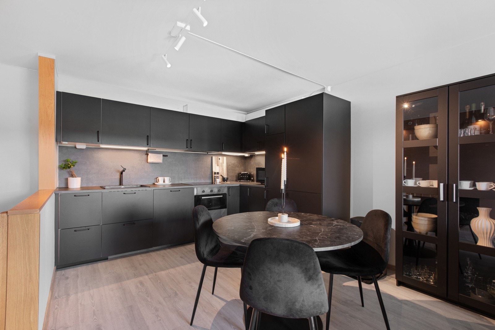 Stilrent og pent kjøkken med svært gode arbeidsflater og rikelig med skap- og benkeplass. Galleribilde