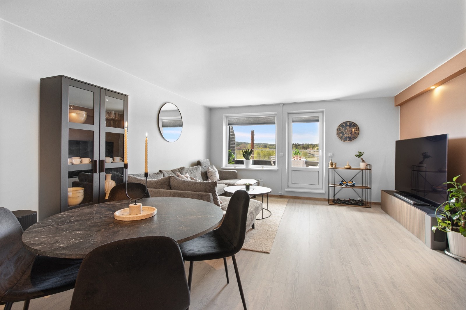 Her er det god plass til både sofagruppe, TV-møblement og spisebord, noe som gjør rommet svært funksjonelt og fleksibelt. Galleribilde