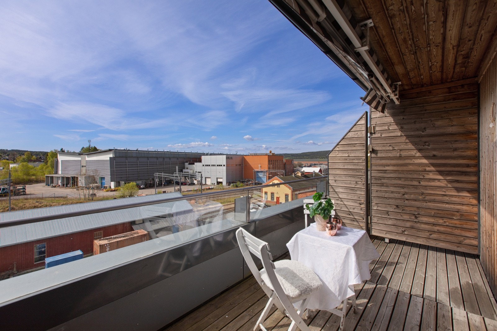 Fra stuen er det direkte utgang til en flott, romslig balkong på ca. 10 m² med gode solforhold. Galleribilde