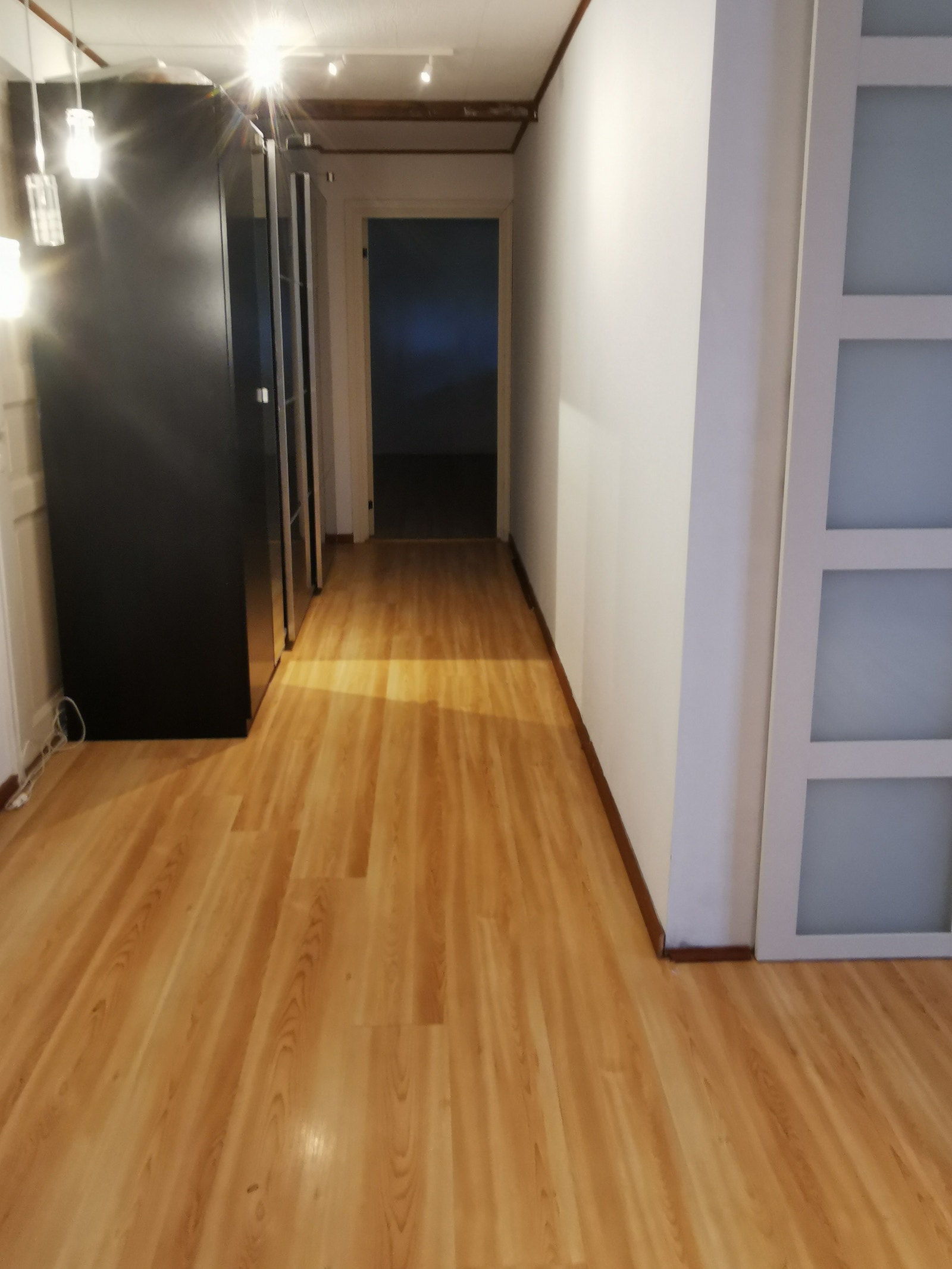 Soverom med garderobeskap. Galleribilde
