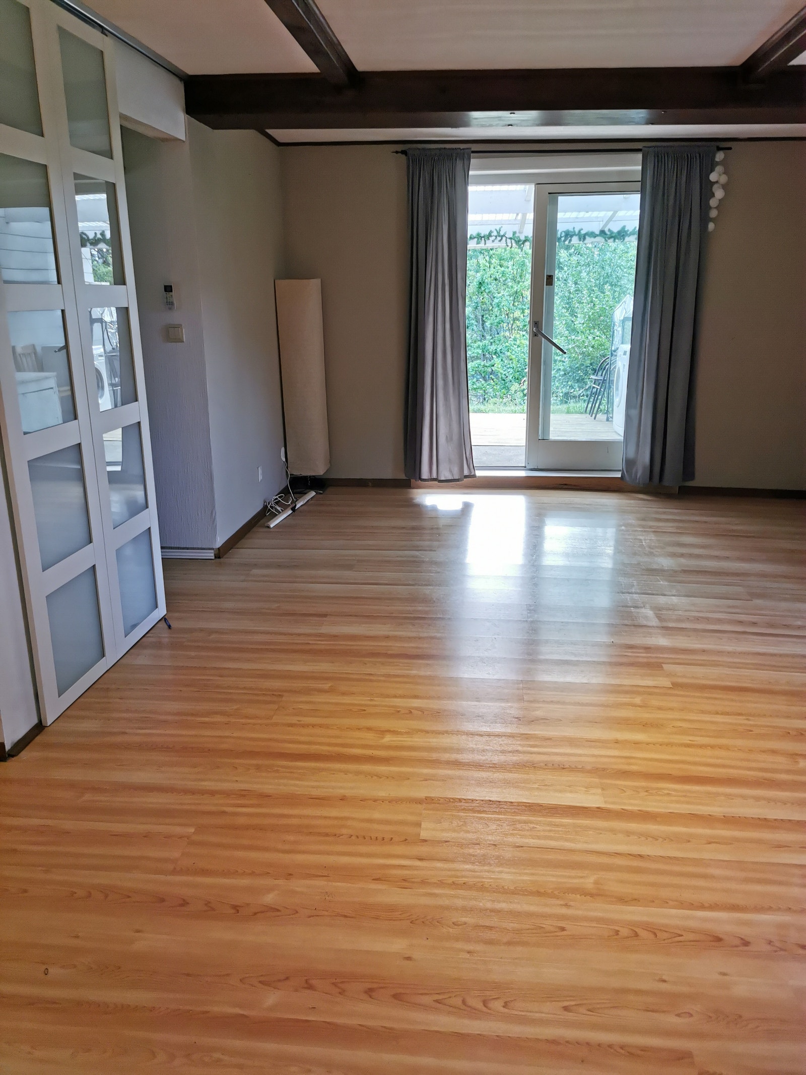 Stor stue med utgang til markterrasse og hage. Galleribilde
