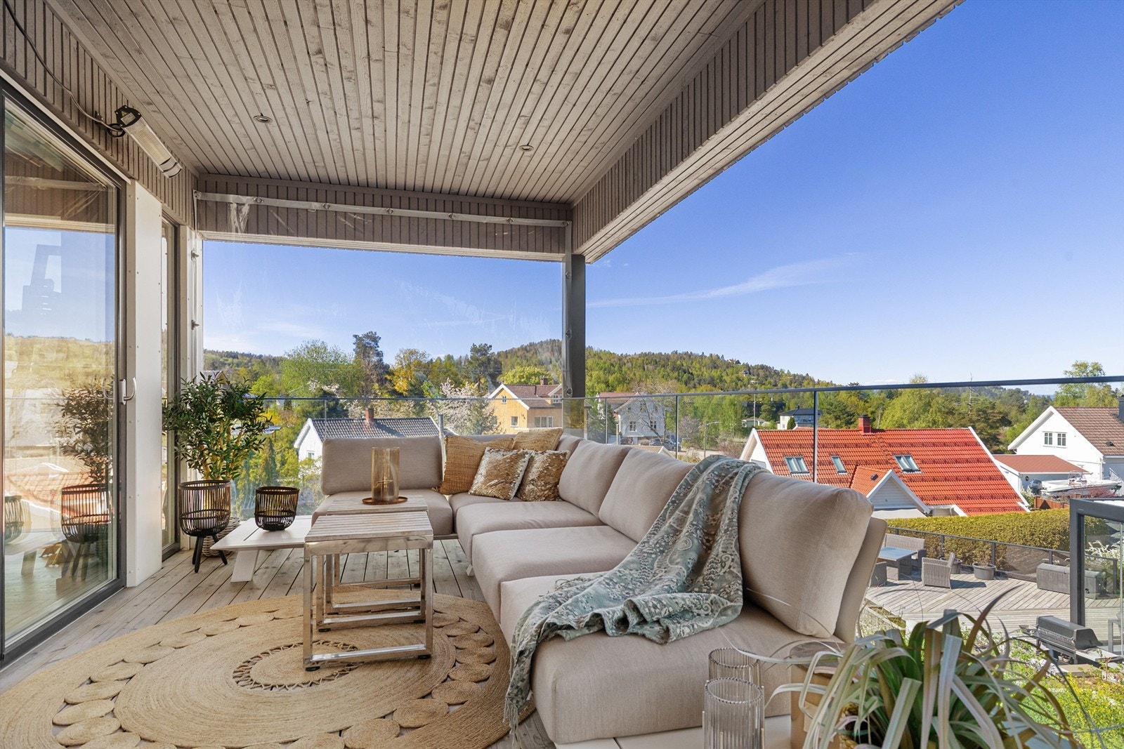 Herlig overbygget terrasse utenfor stuen i 2.etg Galleribilde