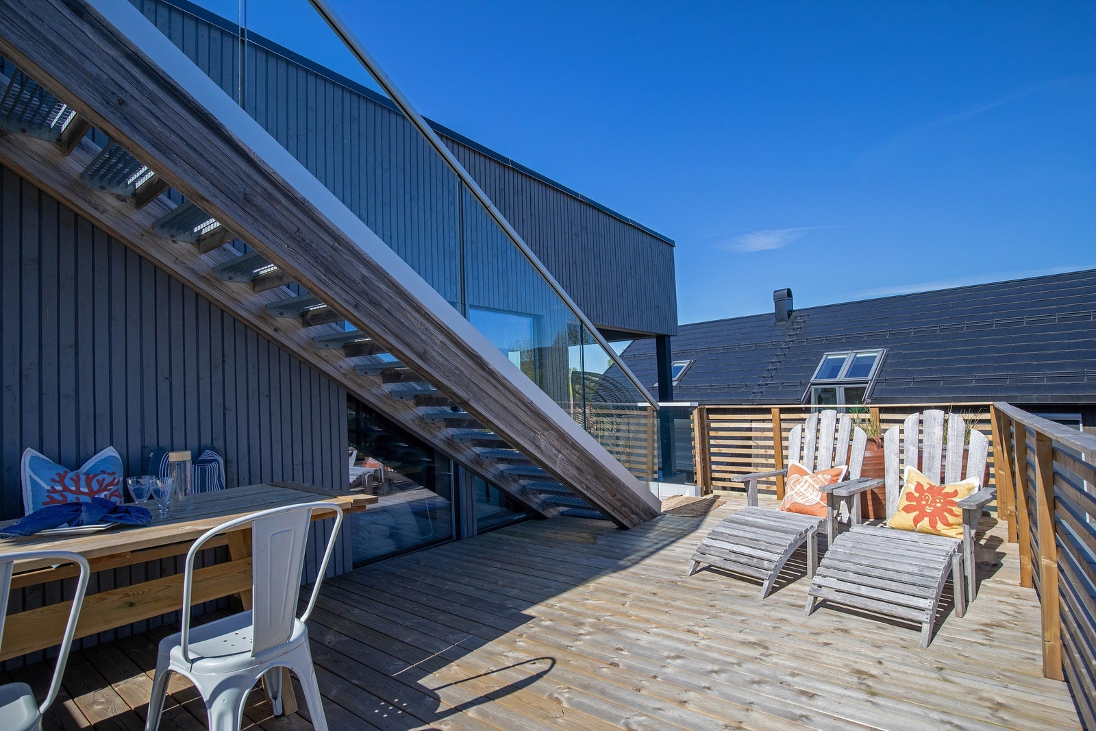 Stor terrasse over carport i tilknytning til terrassen utenfor stuen - Trapp opp til takterrasse Galleribilde