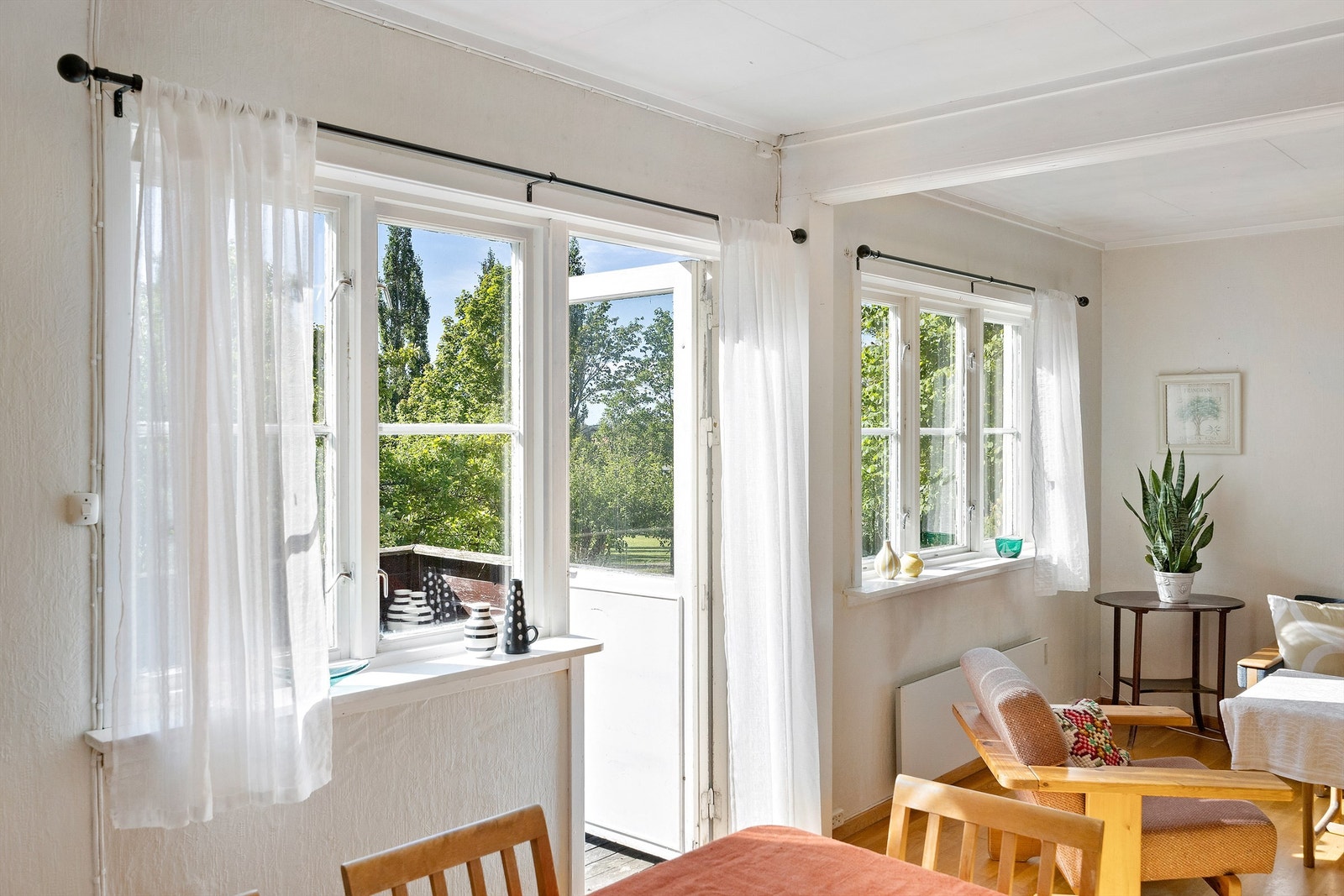 Utgang fra stue til adskilt veranda i leiligheten. Galleribilde
