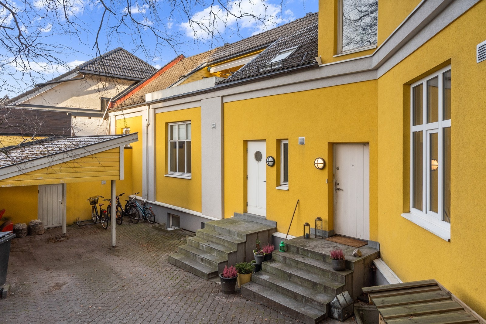 Leiligheten er del av et lite sameie med fire seksjoner, med gangavstand til togstasjon og byens fasiliteter. Galleribilde