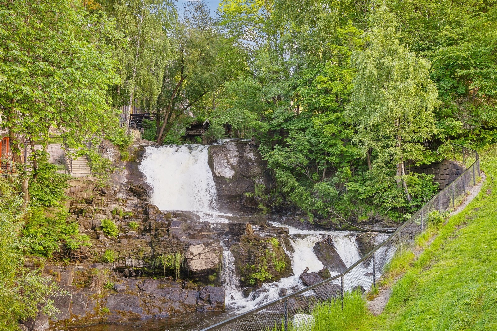 Nydelige Akerselva som nærmeste nabo, her avbildet i området ved Nedre Foss. Galleribilde