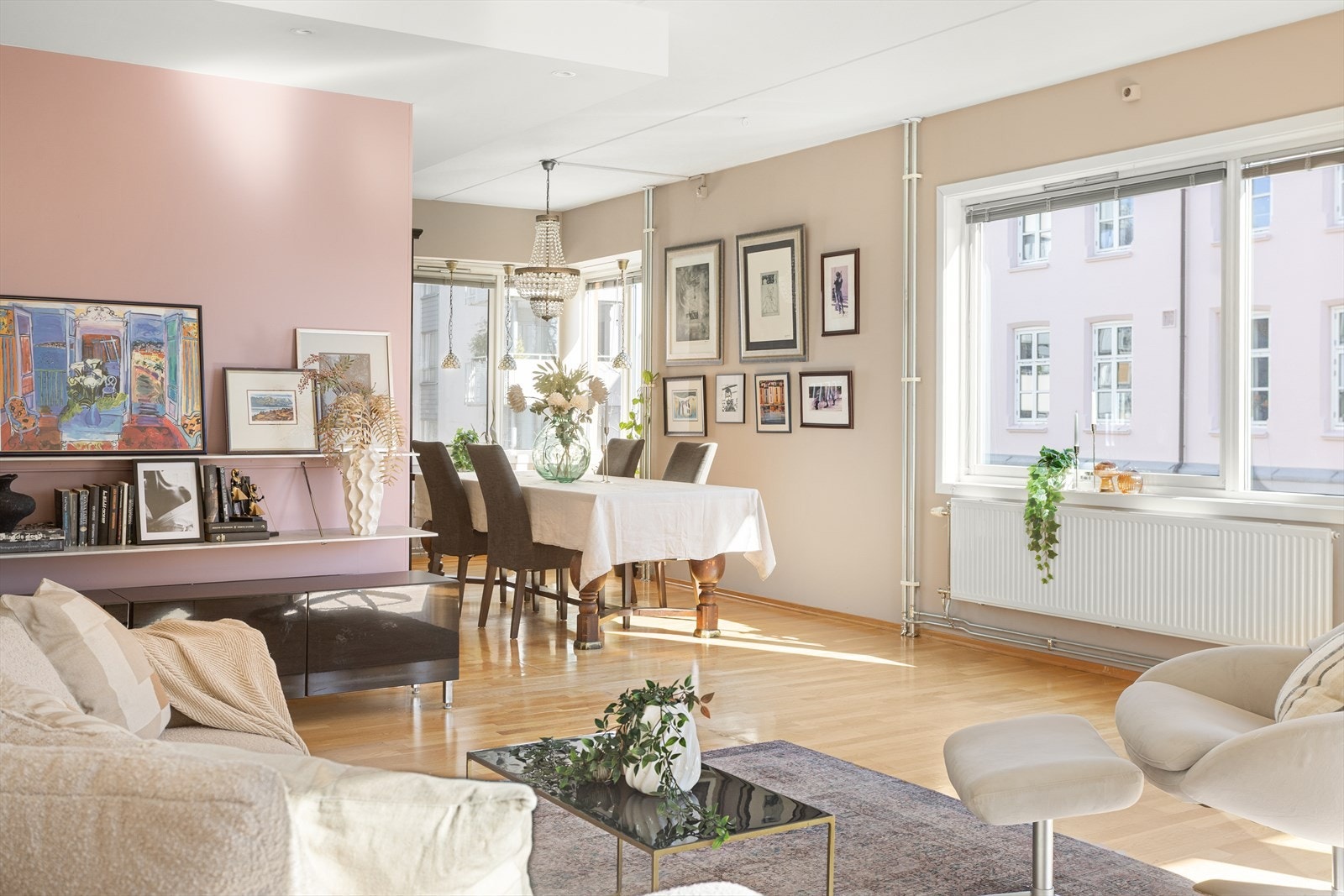 Leiligheten har svært luftige oppholdsrom med god plass til stor møbleringsfrihet. Galleribilde