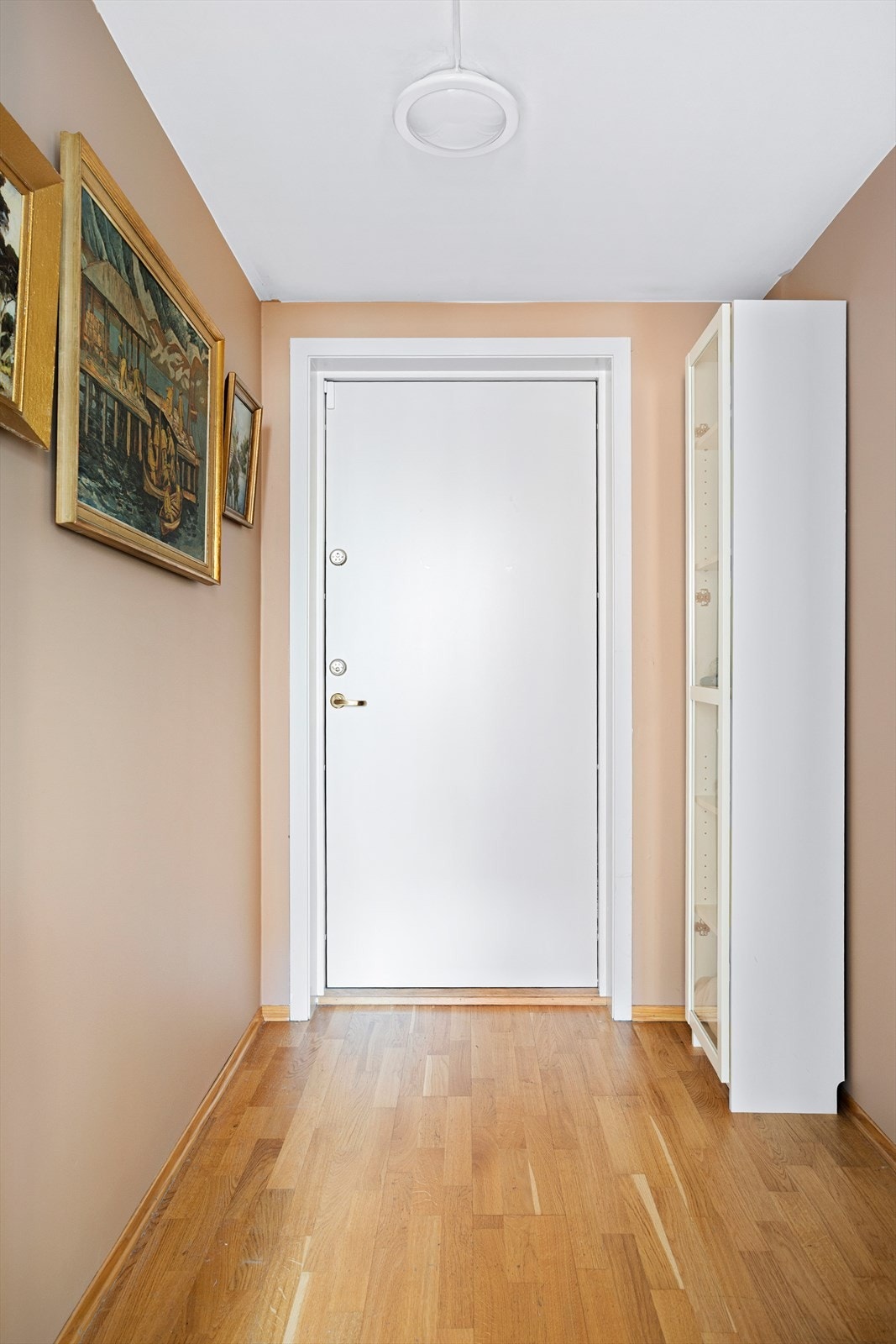 Videre inn finner vi boligens andre inngang. Rommet kan fint brukes til walk-in eller bod. Galleribilde