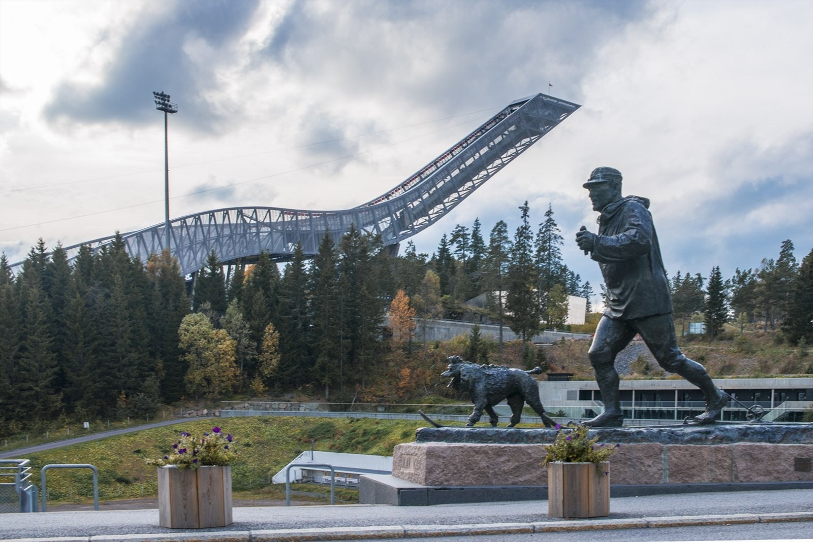 Rett nedenfor finner du Holmenkollen nasjonalanlegg tilrettelagt for lek både sommer og vinter. Her finner du bl.annet skiløyper, rulleskiløyper og frisbeebane for sommerbruk. Galleribilde