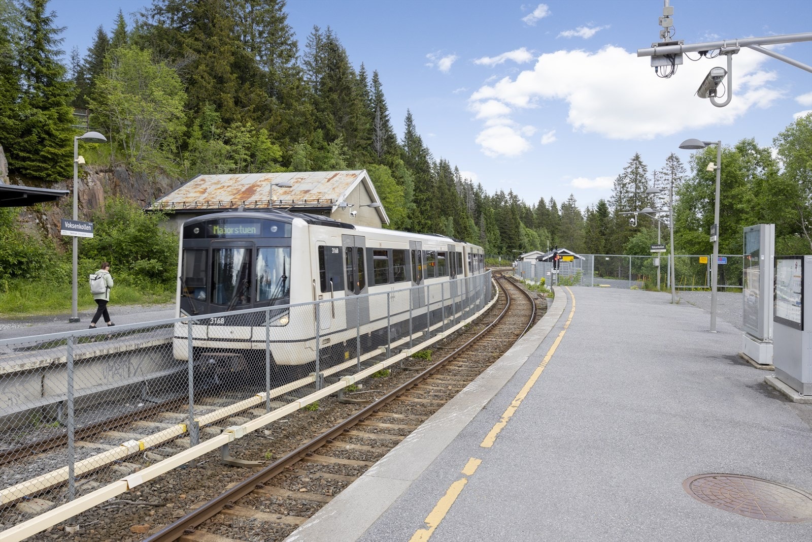 T-bane fra Voksenkollen stasjon, som ligger ca 300 meter fra eiendommen. Galleribilde