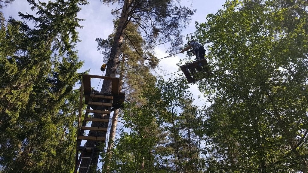Rett ved leiligheten finner du Skandinavias største høydeparker. Skimore Oslo Sommerpark kombinerer klatreopplevelser, sykkelmuligheter, teambuilding og servering i naturskjønne omgivelser - med aktiviteter for både små og store. Galleribilde