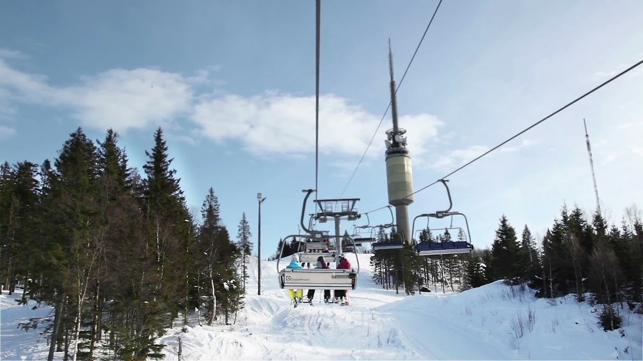 Velkommen til Oslo Vinterpark - Tryvann (Skimore) . Et av Norges mest tilgjengelige urbane skianlegg og et populært valg for vinterentusiaster på alle nivåer. Galleribilde