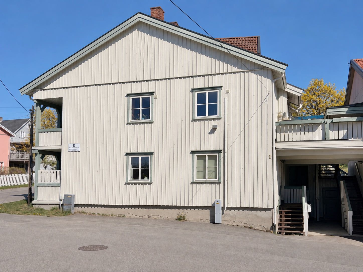 Her har du umiddelbar nærhet til Øvrebyen videregående skole, Kirketorget og hyggelige Café Bohem, samt gangavstand til sentrum. Galleribilde