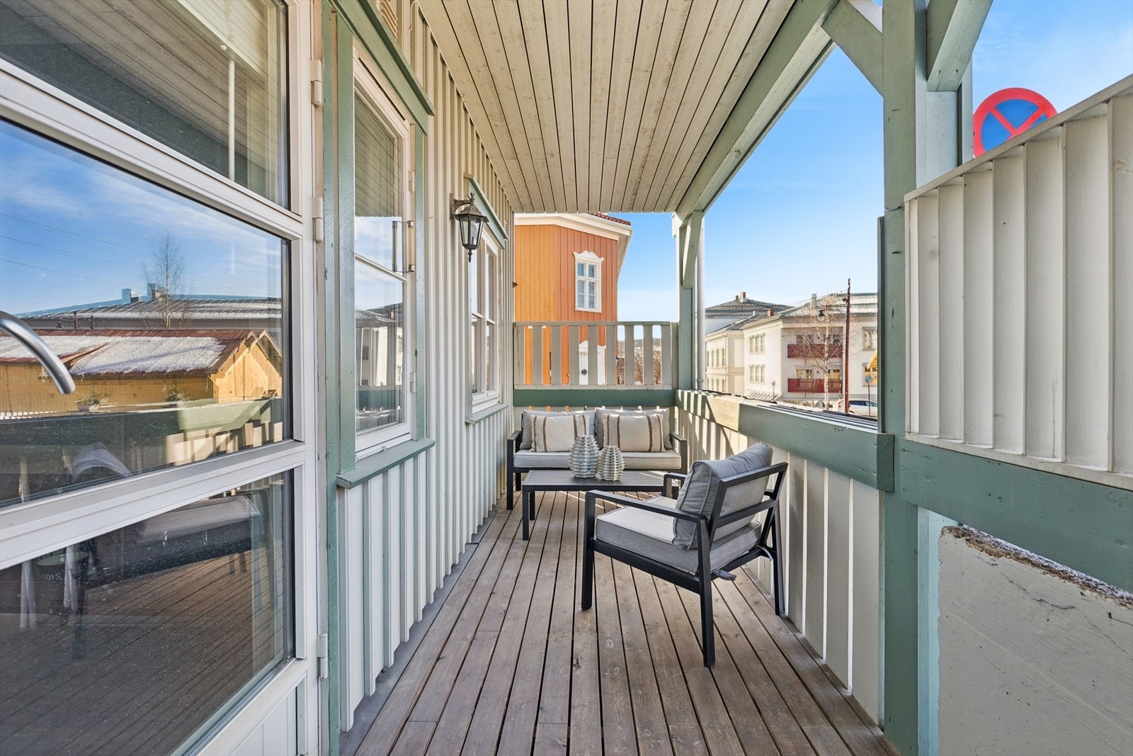 Terrassen er et fint, privat uterom med plass til en sittegruppe. Galleribilde