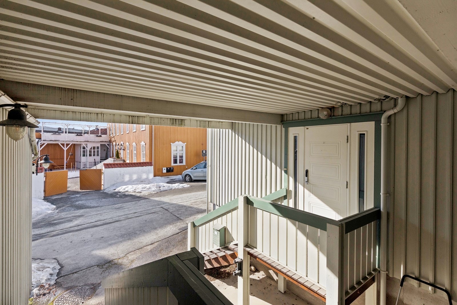 Egen, takoverbygget inngang direkte fra gårdsplassen. Inngangsdøren er utstyrt med Yale Doorman. Galleribilde