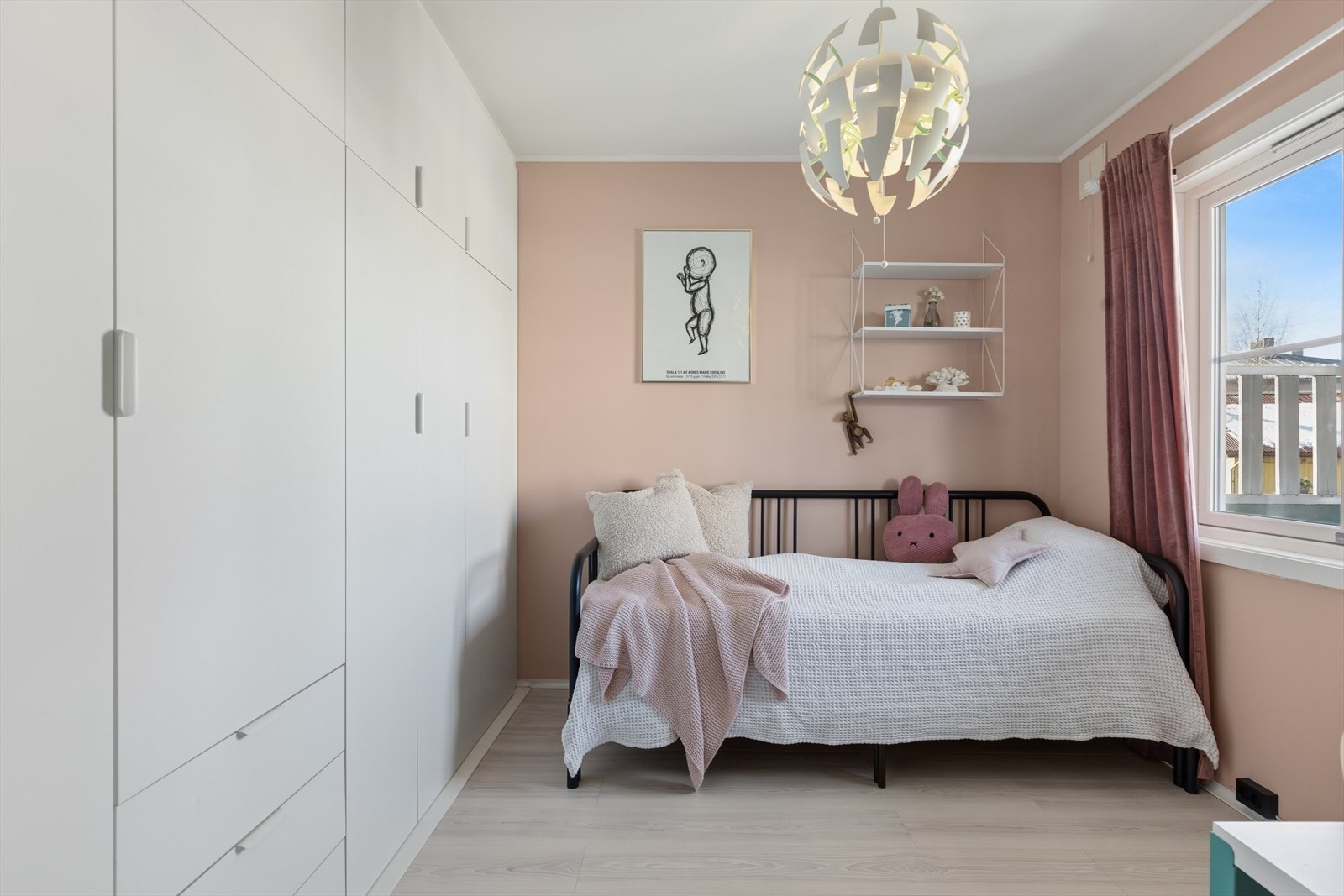 Leiligheten har to gode soverom, som har plass til seng og andre småmøbler i tillegg til plassbygget garderobe. Galleribilde