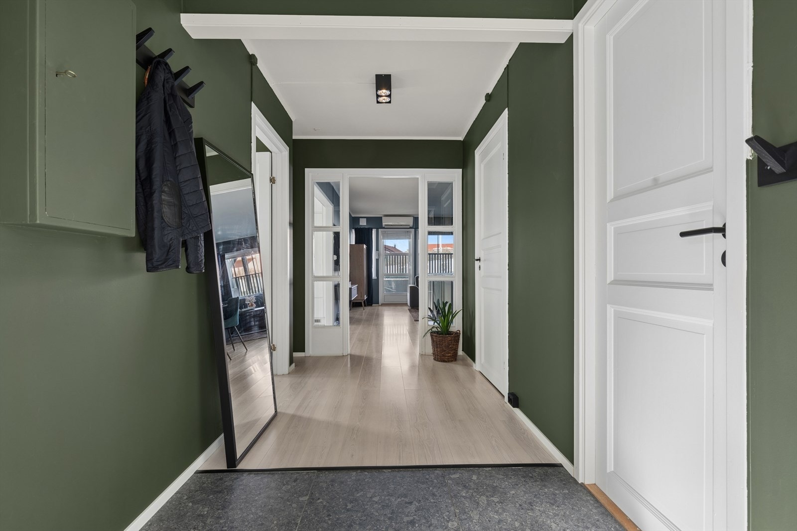Gjennomgående i leiligheten er dører og håndtak byttet, som del av en helhetlig oppgradering. Galleribilde