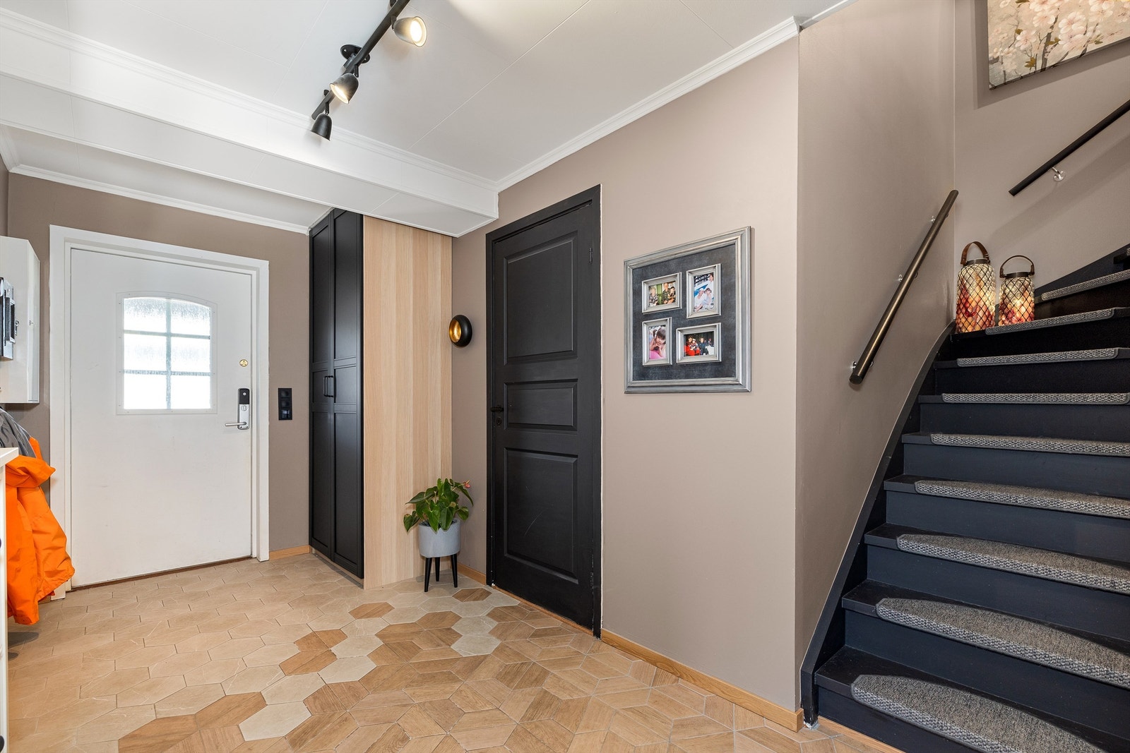 Velkommen inn til en romslig entré med god plass til å ta imot gjester og henge fra seg yttertøy. Galleribilde