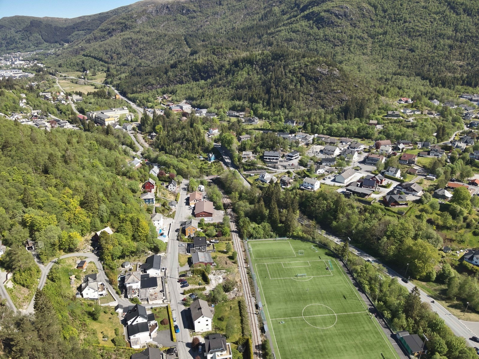 Nabolaget er rolig og barnevennelig, med barnehager og skoler innen kort omkrets. Galleribilde