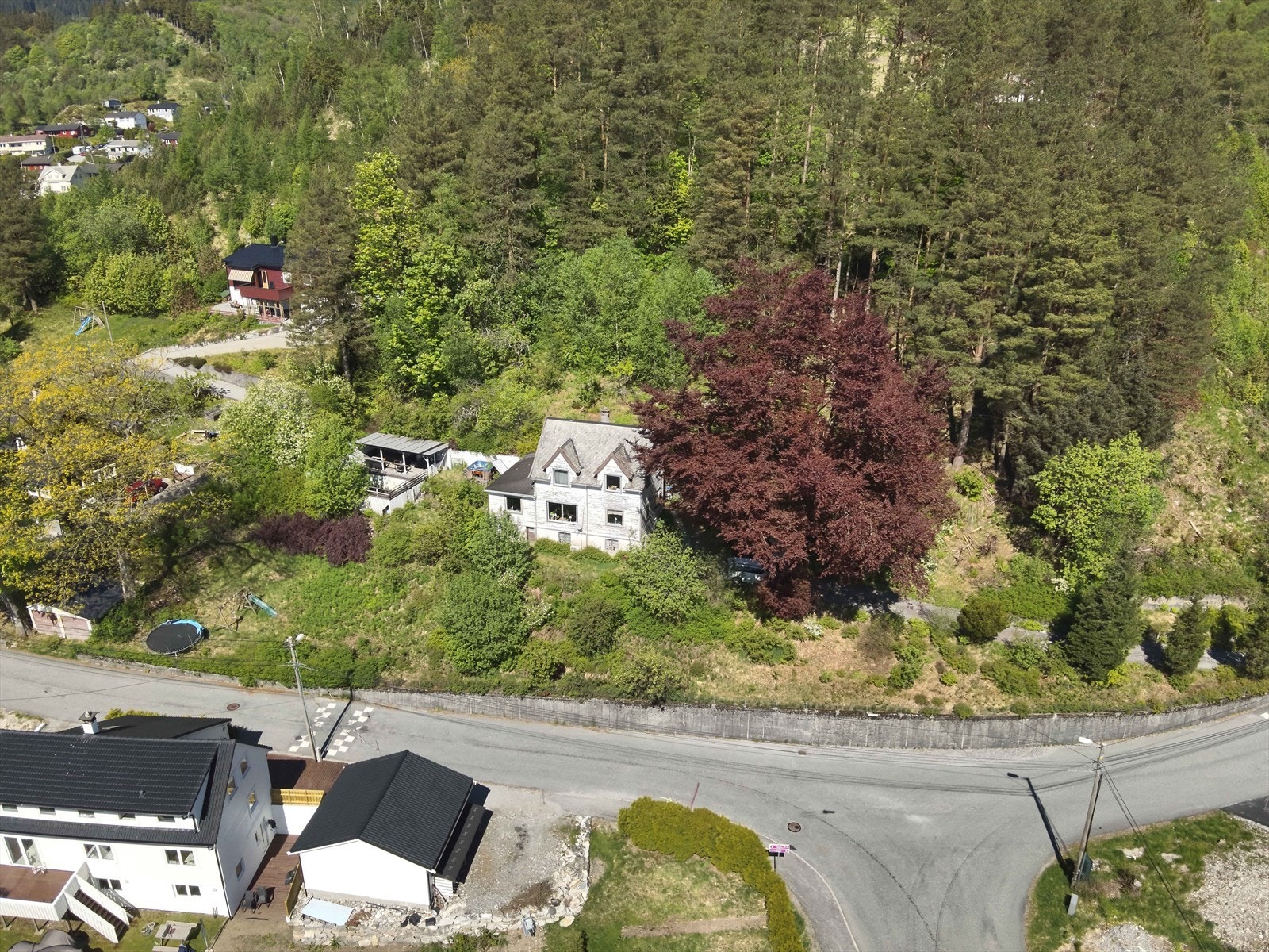Aktiv Laguneparken Espeland - Enebolig med stor utviklingstomt i et etablert boligområde på Espeland | Stor tomt på 4 403m2 | Nær skole og barnehage! L