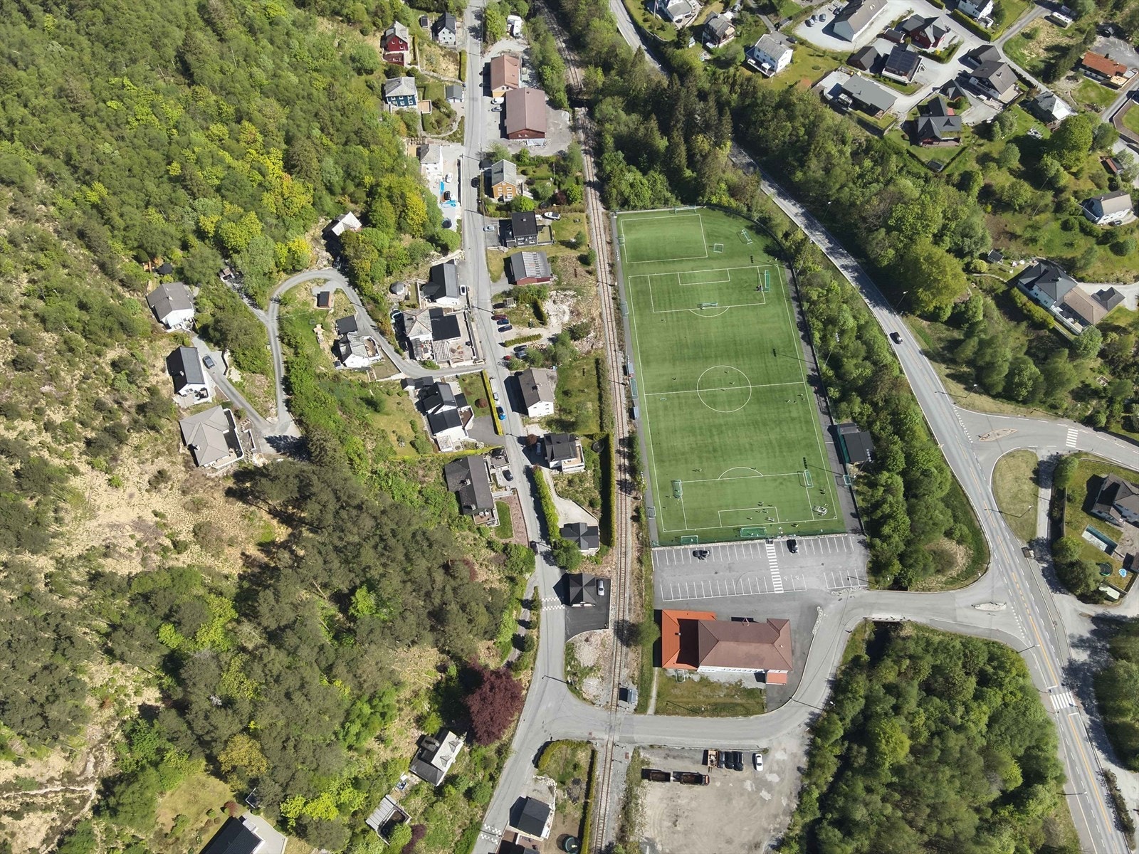 De mest nærliggende er Indre Arna familiebarnehage (ca. 800 meter), Lone skole med aktivitetsanlegg (ca. 550 meter), Garnes barne- og ungdomsskole (8,2 km), Garnes vgs. (ca. 9 km) og Arna vgs. (ca. 8,6km) Galleribilde