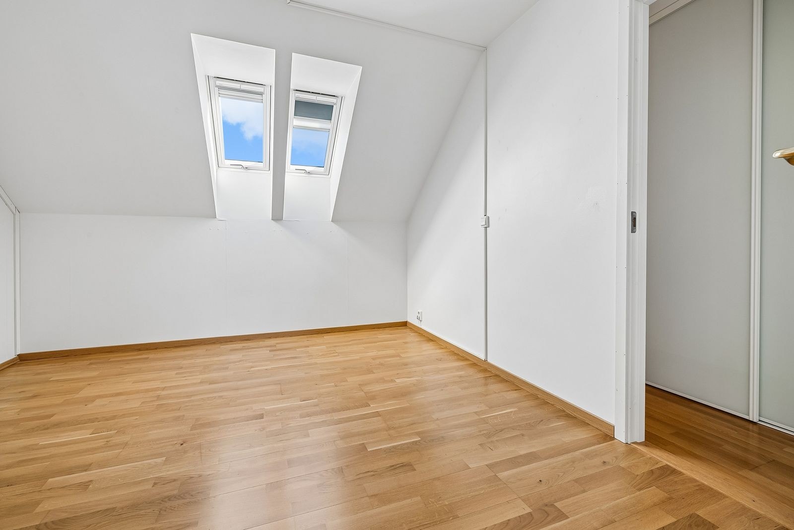Soverom med inngang til stort praktisk walk-in med garderobeløsning Galleribilde