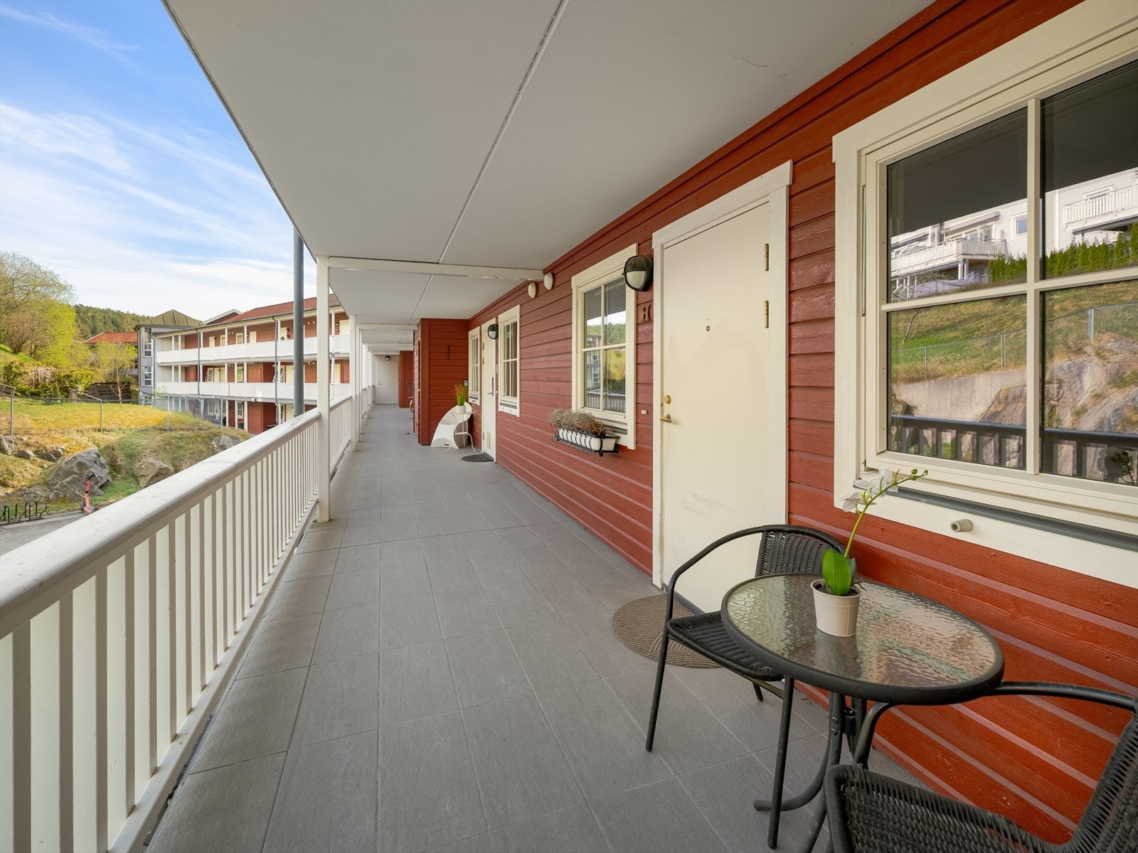 Svalgang med god plass til en sitteplass. Galleribilde