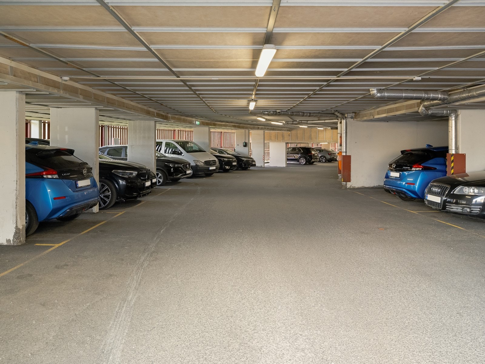 Med boligen følger det en garasjeplass i felles anlegg, plassen er merket nr.10, det er opplegg for elbil lader på plassen. Galleribilde