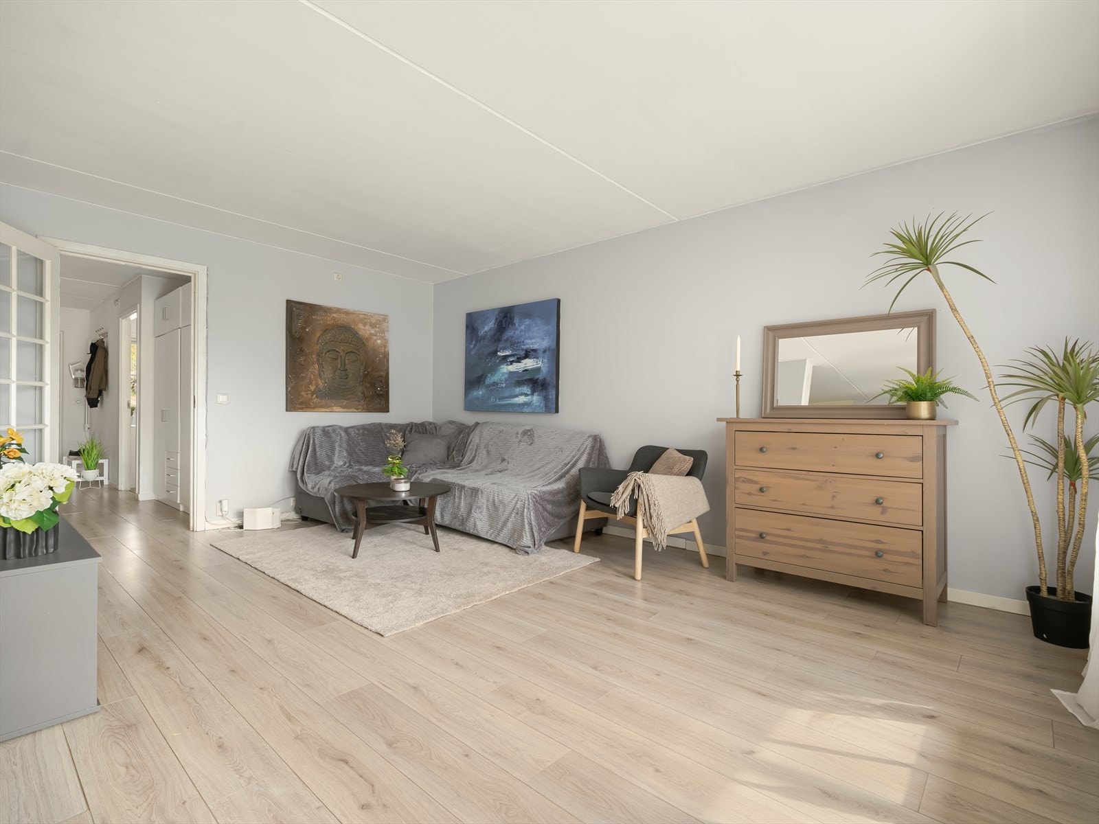 Leiligheten har en stor, romslig og lys stue. Galleribilde