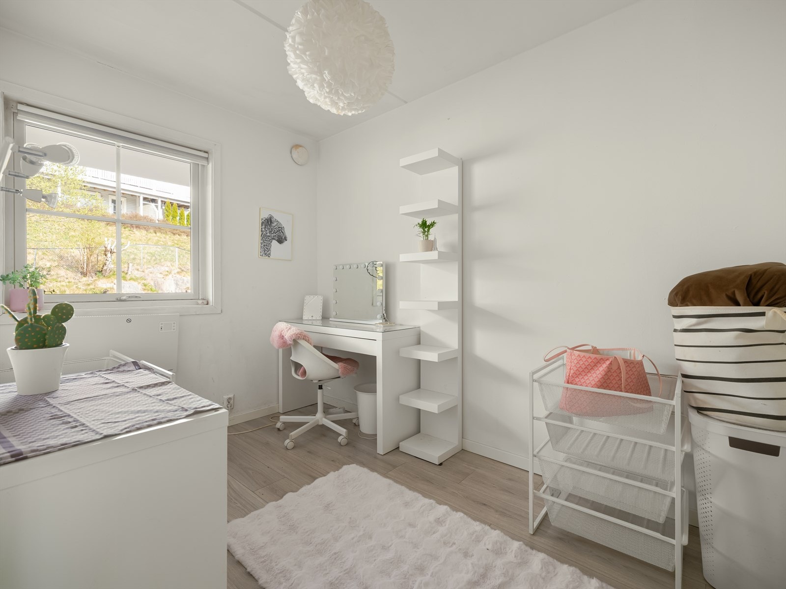 Det er god plass til en stor pult og garderobeskap. Galleribilde