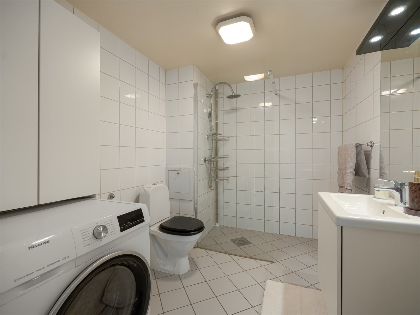 Det er varmekabler og opplegg for vaskemaskin. Galleribilde