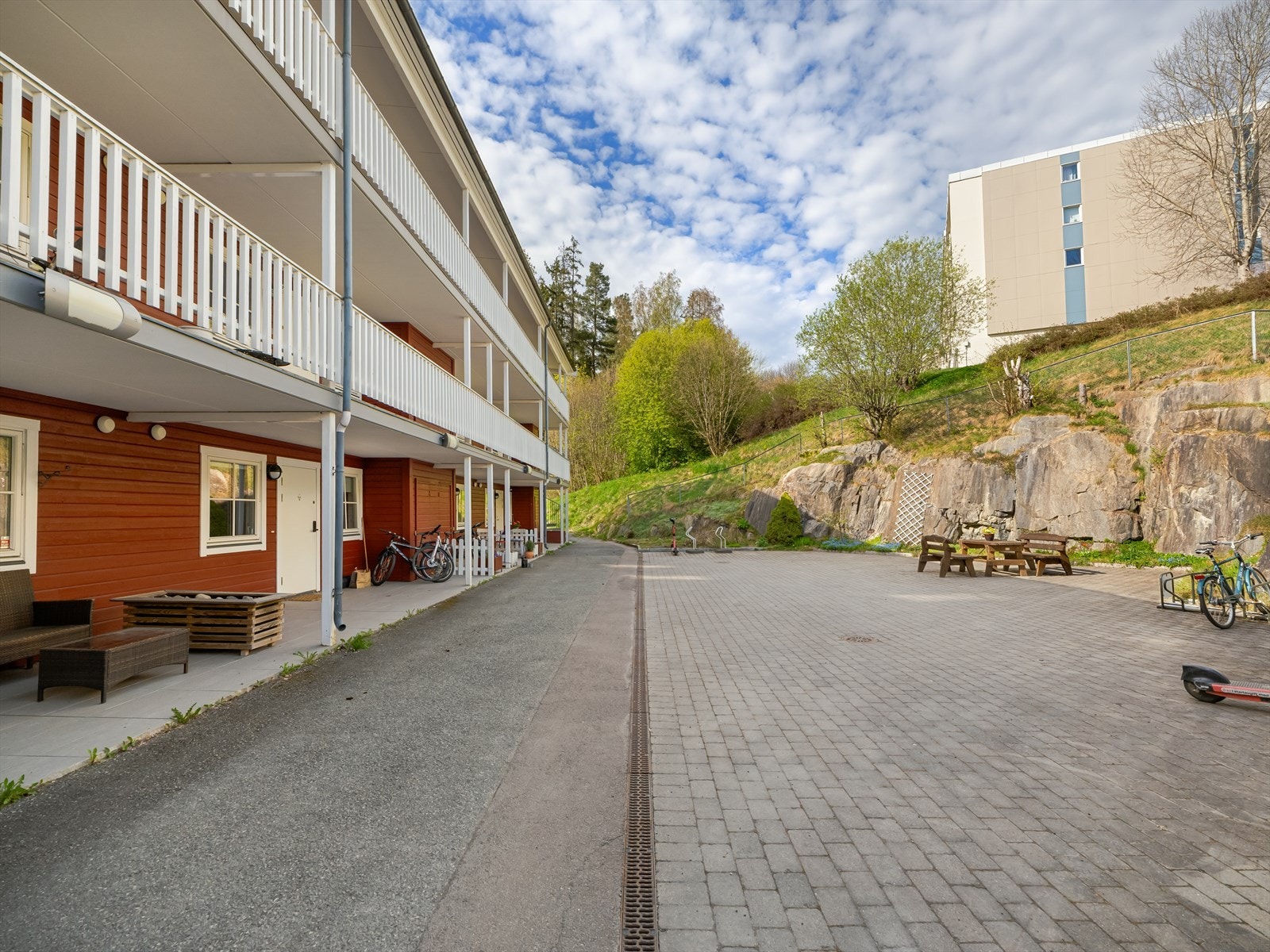 Borettslaget har gode, felles uteområder for store og små. Galleribilde