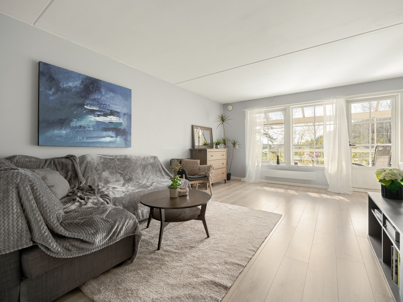 Legg merke til de store og luftige vinduene som slipper inn rikelig med naturlig lys. Galleribilde