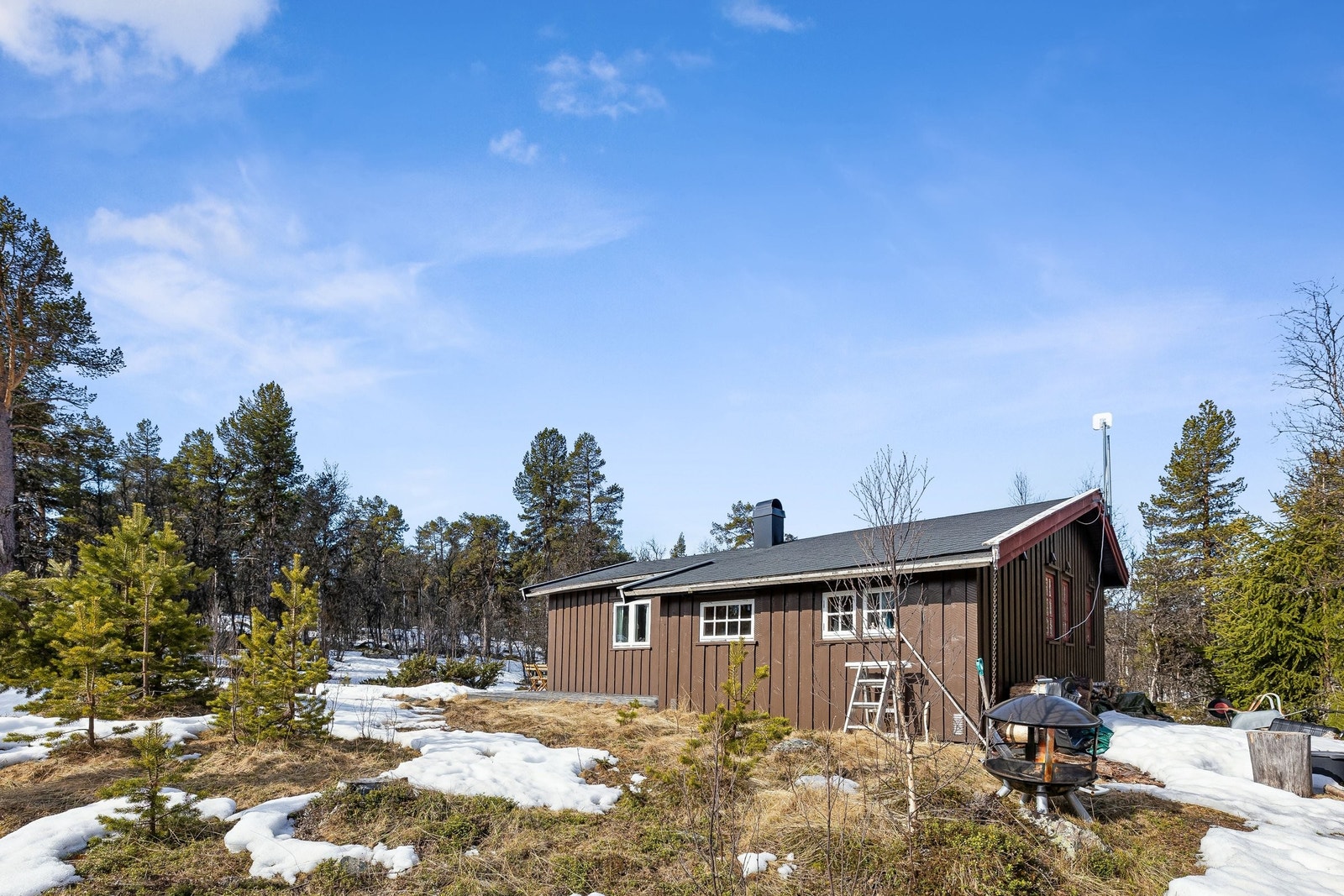 Fra øst ser du litt av arbeidsområdet bak hytta (ved etc). Galleribilde