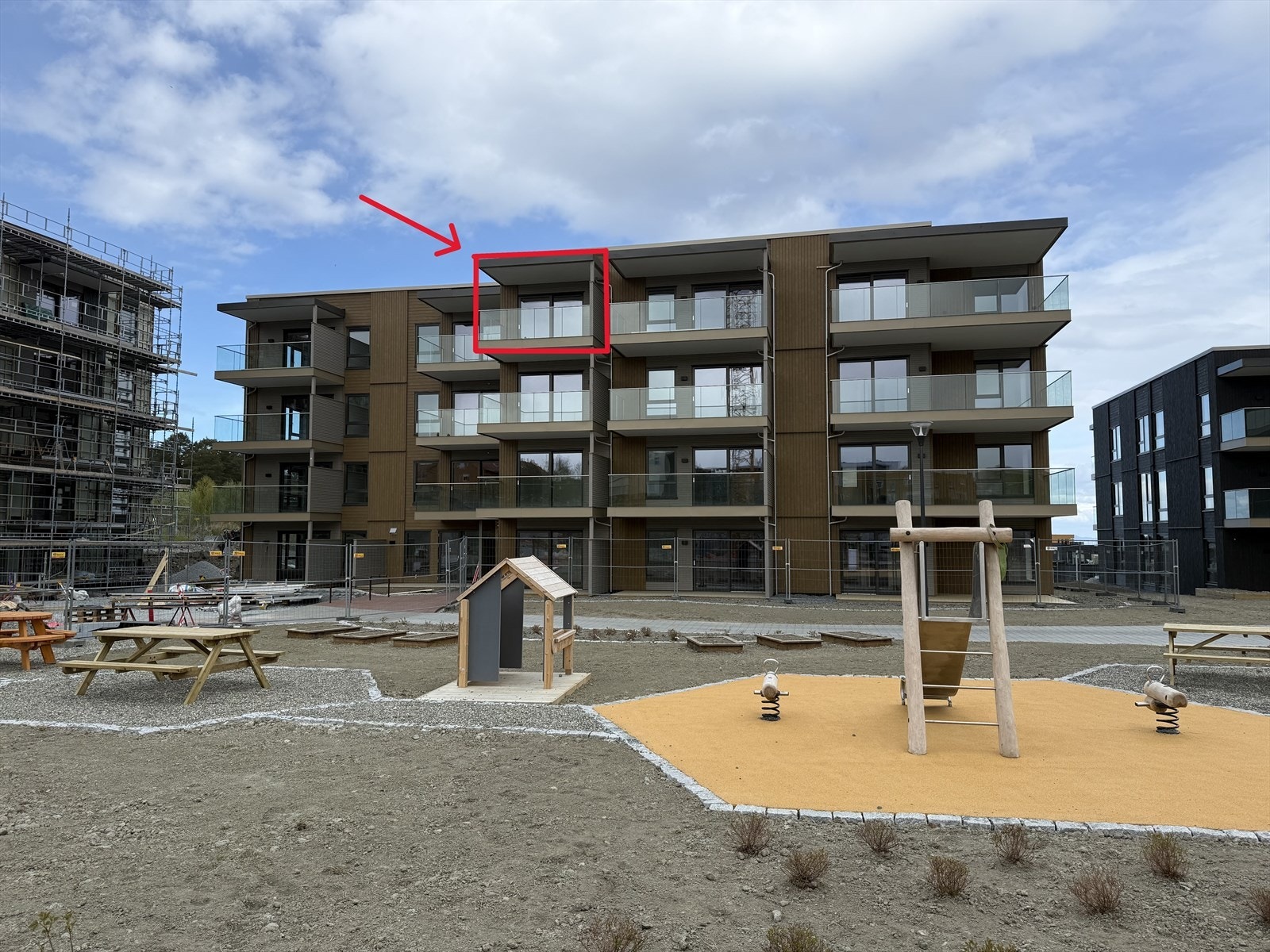 Velkommen til Solsletta Hageby! Flott 2-roms selveierleilighet i byggets 4. etasje. Balkong vendt inn mot felles parkområde. Galleribilde