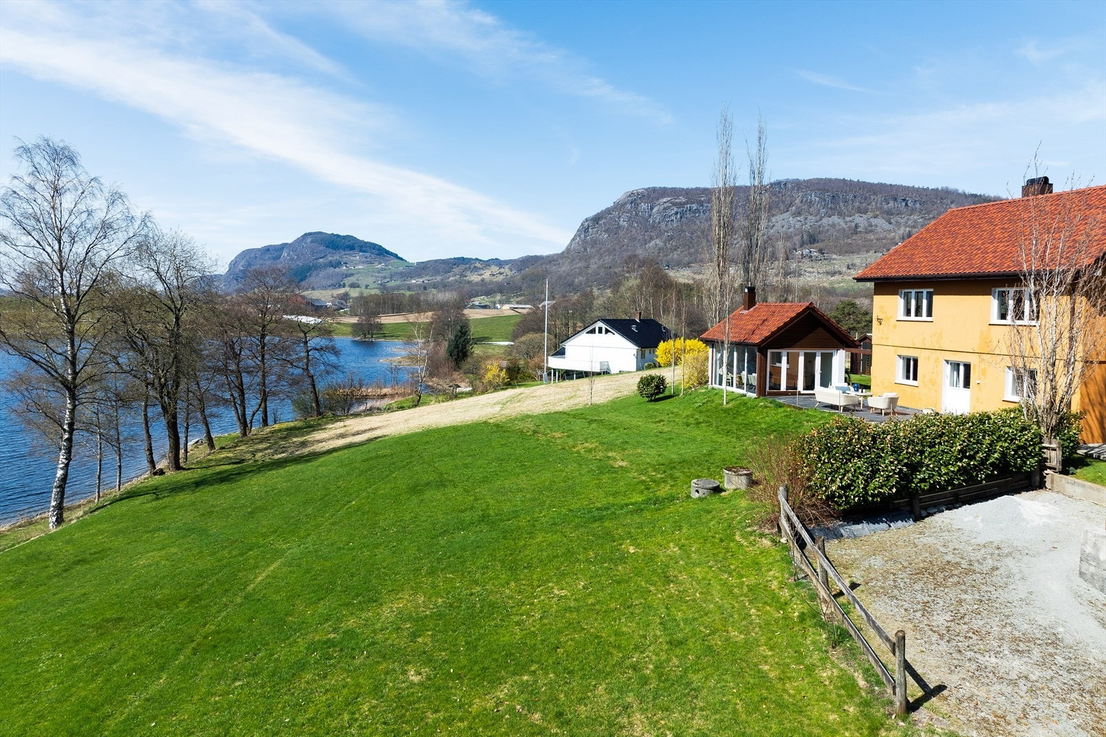 Eiendommen er pent opparbeidet med plen og beplantning. Galleribilde