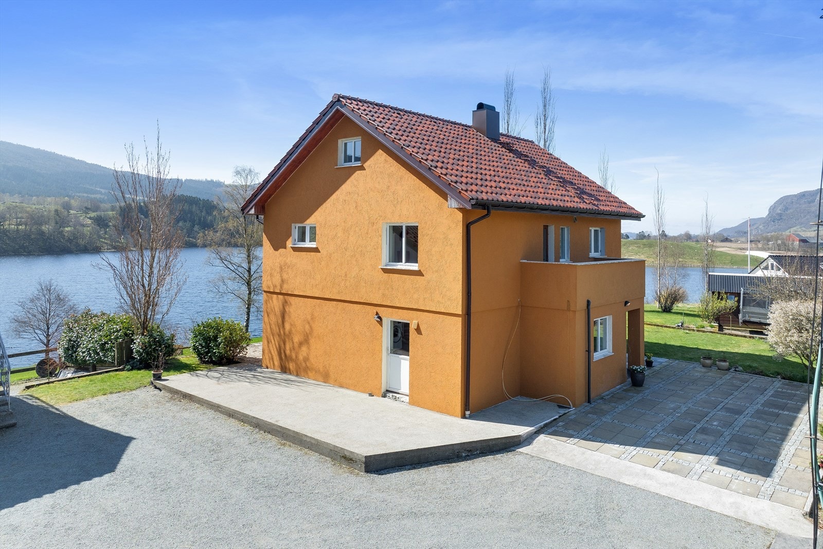 Eneboligen har flere uteplasser og soner. Galleribilde