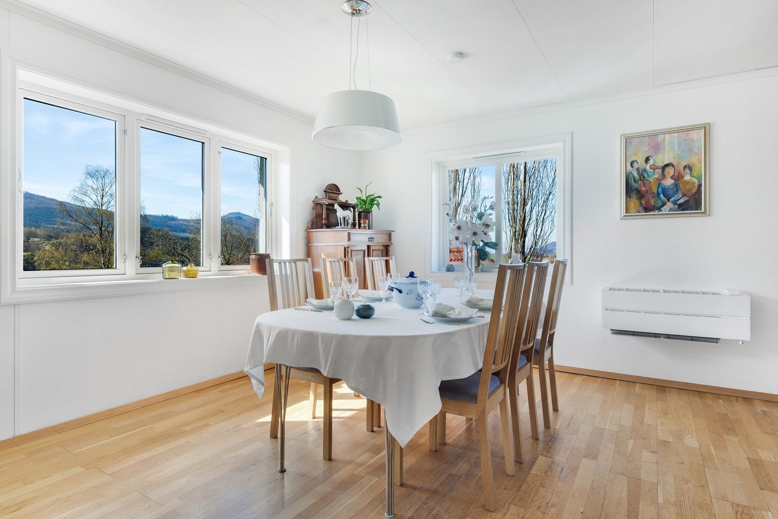 De store vinduene gir rikelig med lys og en flott utsikt også fra spiseplassen. Galleribilde