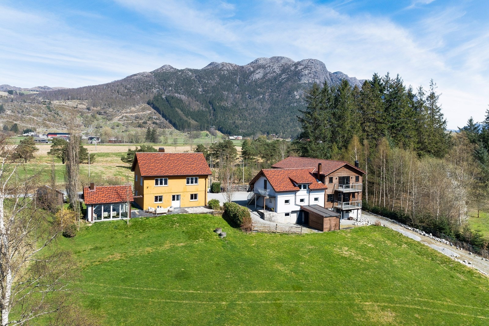 En innholdsrik eiendom med enebolig og driftsbygning, omkranset av vakker Ryfylke-natur. Galleribilde