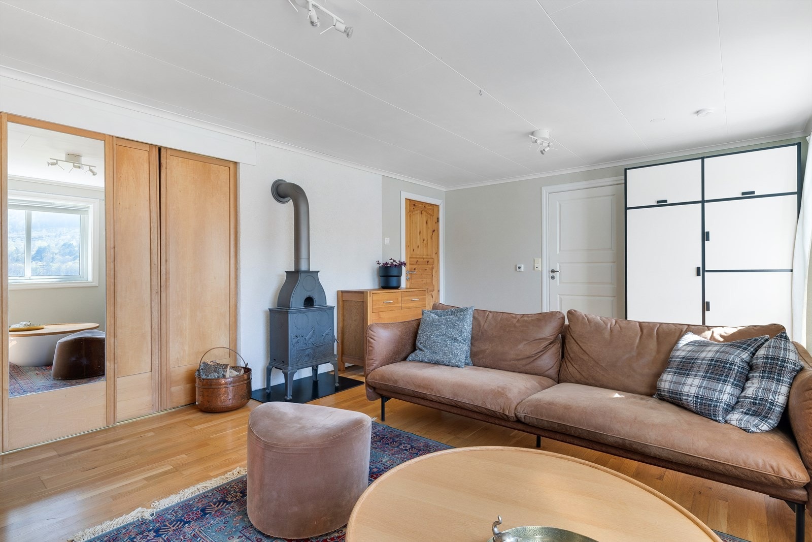 Godt med oppbevaringsplass i skyvedørsgarderobe. Galleribilde