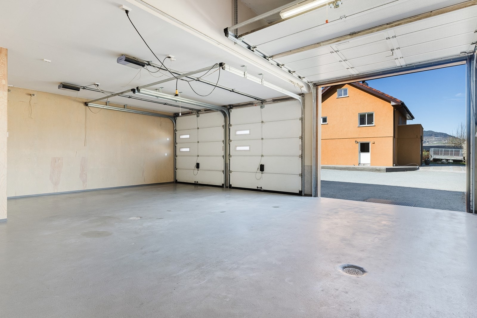 Garasjen gir rikelig med plass for flere biler, lagring eller hobbyaktiviteter. Galleribilde