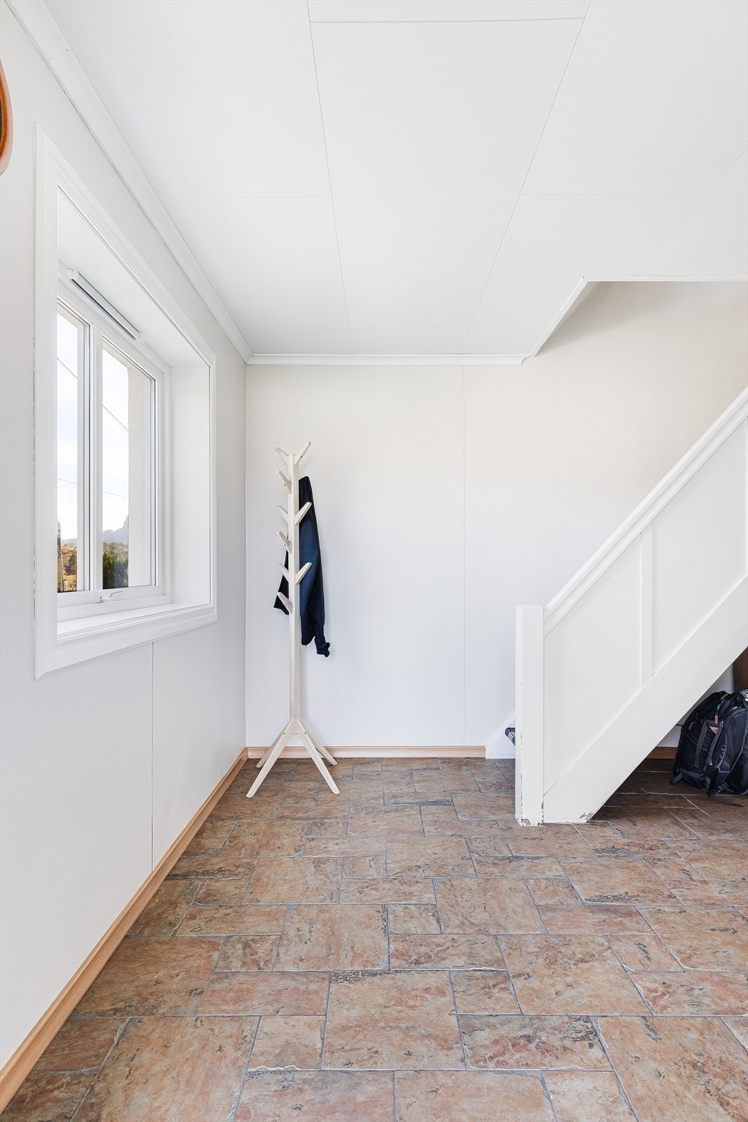 Entréen i første etasje binder sammen rommene og har trapp opp til andre etasje. Galleribilde