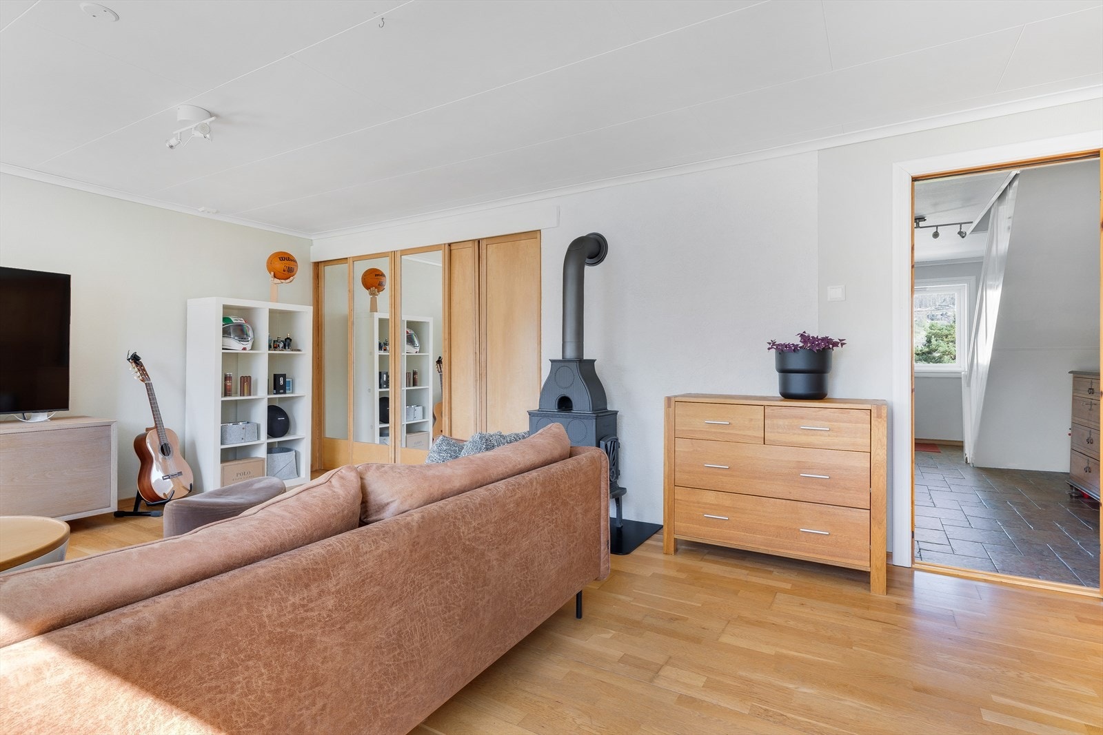 Rommet har god plass til en komfortabel sofagruppe. Galleribilde