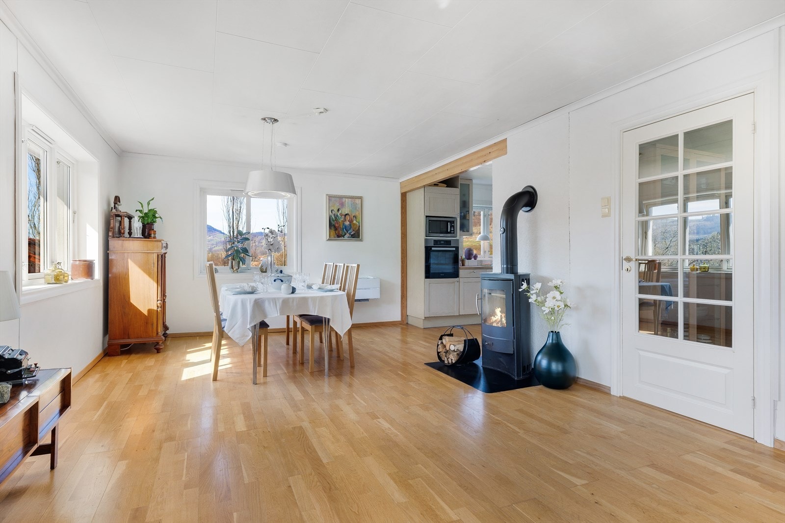 Spisestuen har god plass til et stort spisebord og en vedovn som gir ekstra varme og hygge. Galleribilde
