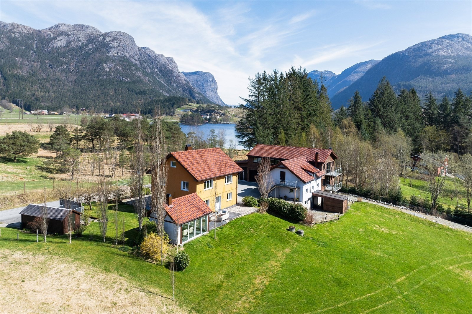 En idyllisk eiendom i landlige og fredelige omgivelser, med flott utsikt mot vann og vakker natur. Galleribilde