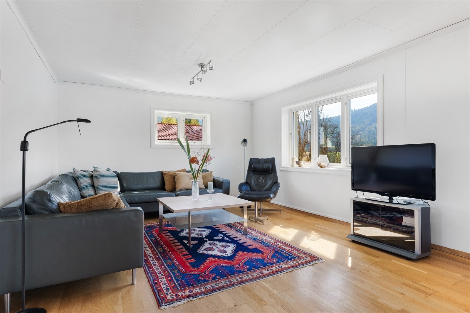 Stuen i andre etasje er lys og romslig, med store vindusflater som slipper inn mye dagslys. Galleribilde