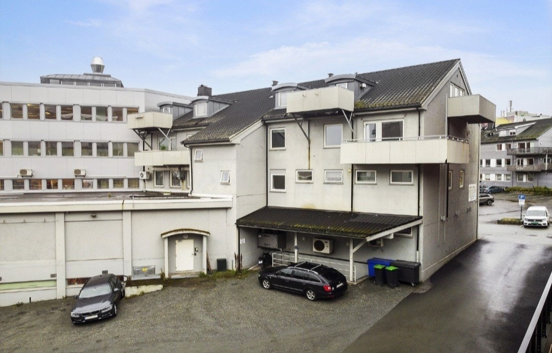 Bygningen til leiligheten fra bakgården. Boden i kjelleren er ned trappen ved siden av den parkerte sorte bilen. For visning gå inn døren til høyre for BMWen i bakgården på bilde og opp til 3. etasje. Leiligheten er til høyre av de 3 leilighetene i 3. eta Galleribilde
