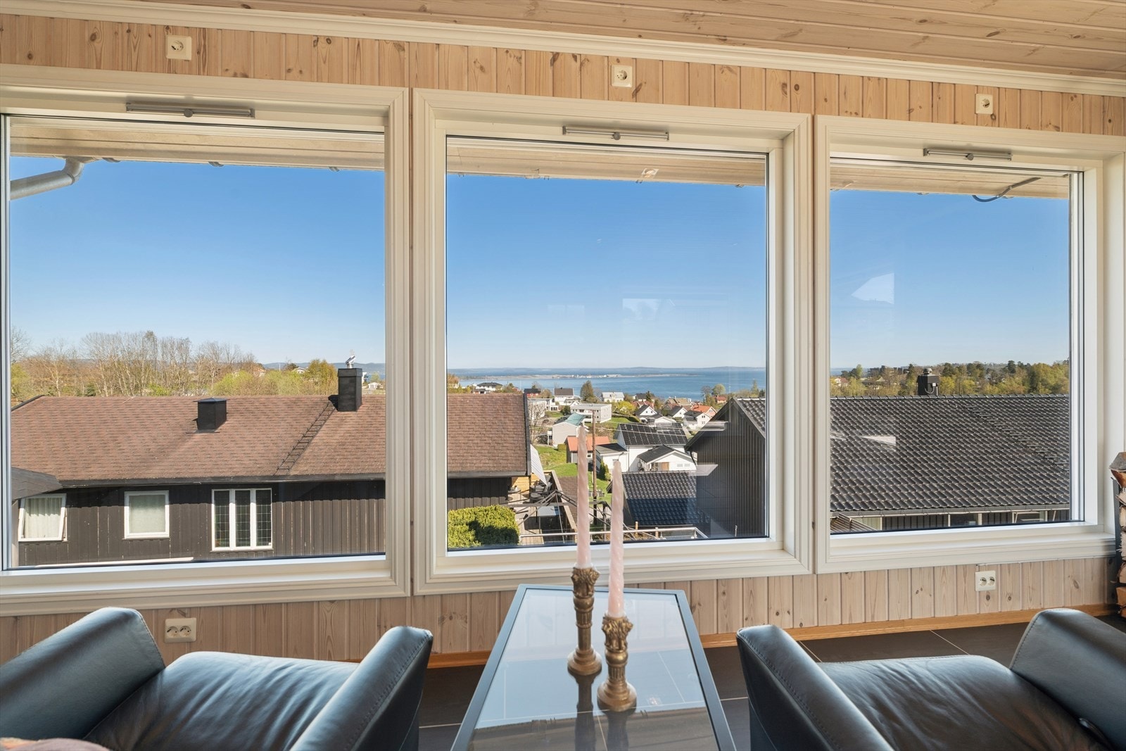 Det er store vindusflater som slipper inn rikelig med lys og gir god utsikt over fjorden. Rommet er pent gjennomført med flislagt gulv med varmekabler, panel på veggene og spotbelysning i taket. Det er i tillegg integrert stjernehimmelbelysning. Galleribilde
