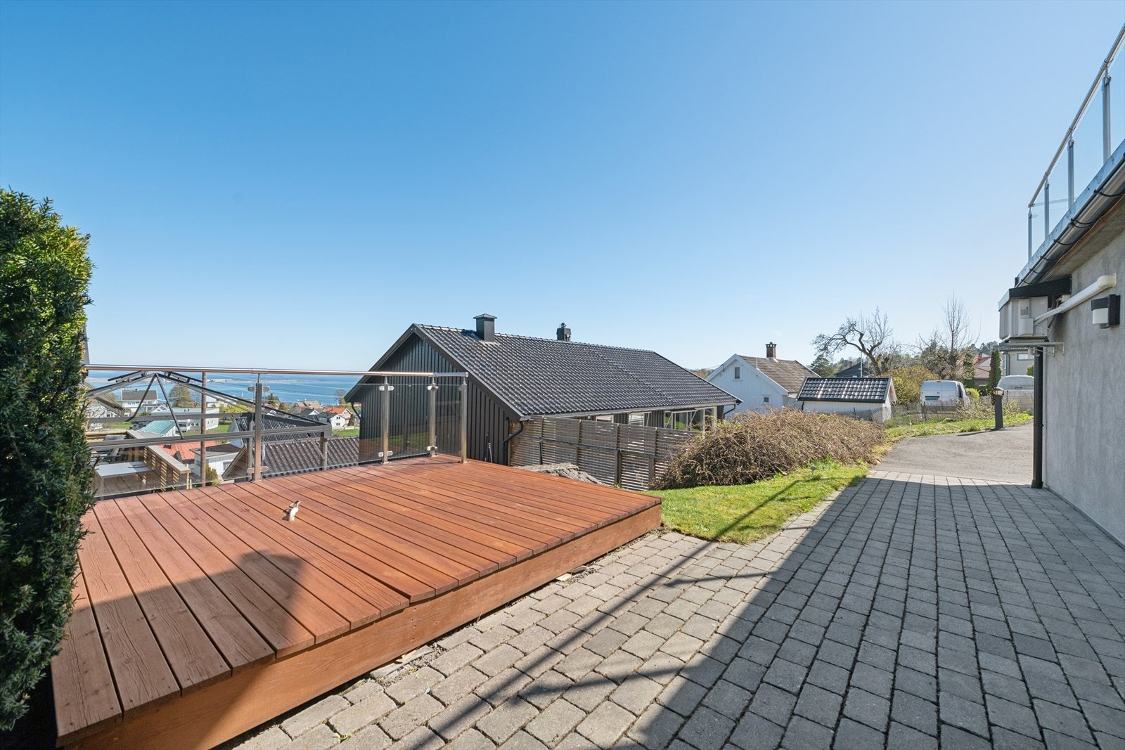 Flere_bilderDet er etablert flere flotte og solrike uteplasser på eiendommen, samt en platting med elektrisk opplegg til jacuzzi. Galleribilde