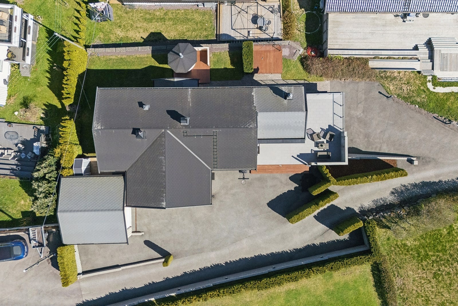 Tomten er pent opparbeidet og fremstår som lettstelt, med fine plenområder, beplantning og asfalterte gårdsplasser. Galleribilde
